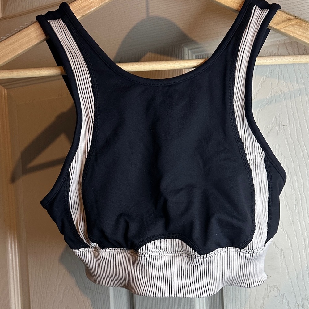 ALO Yoga Cream and Black Ribbed Detail - Picture 2 of 4